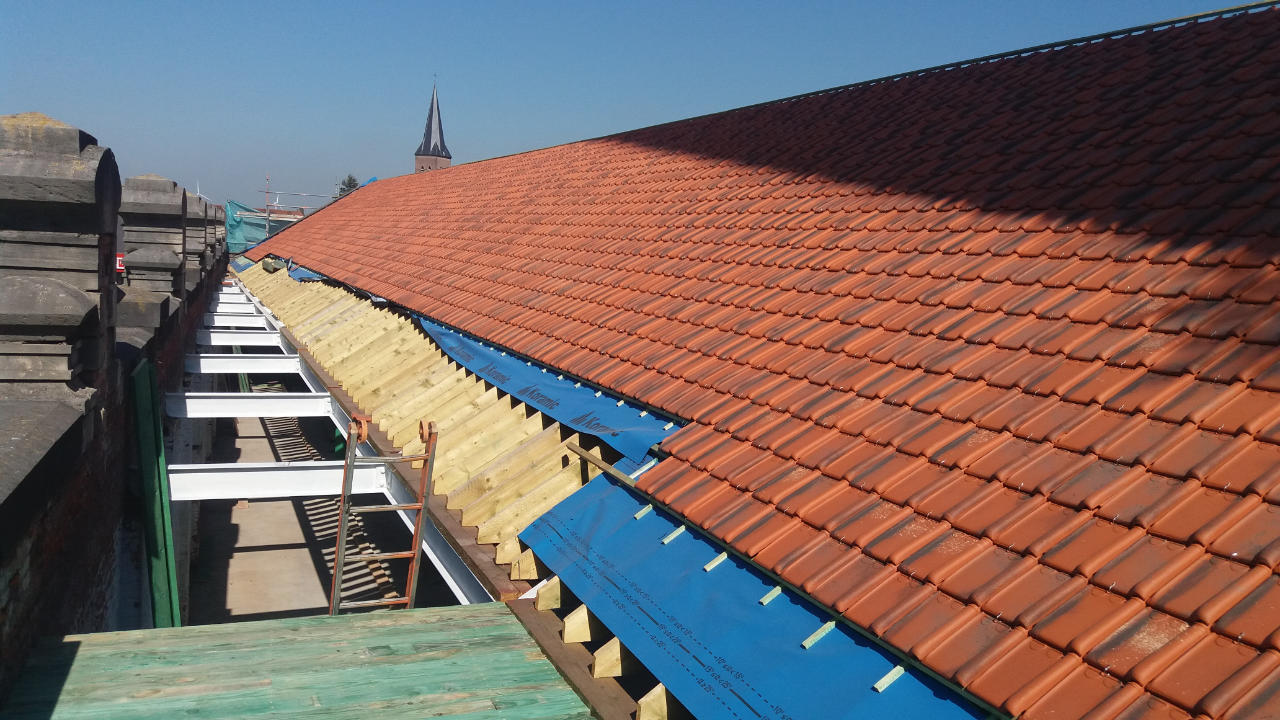 Dakwerken Martlé - Renovatie van een dak met dakpannen op katoenfabriek