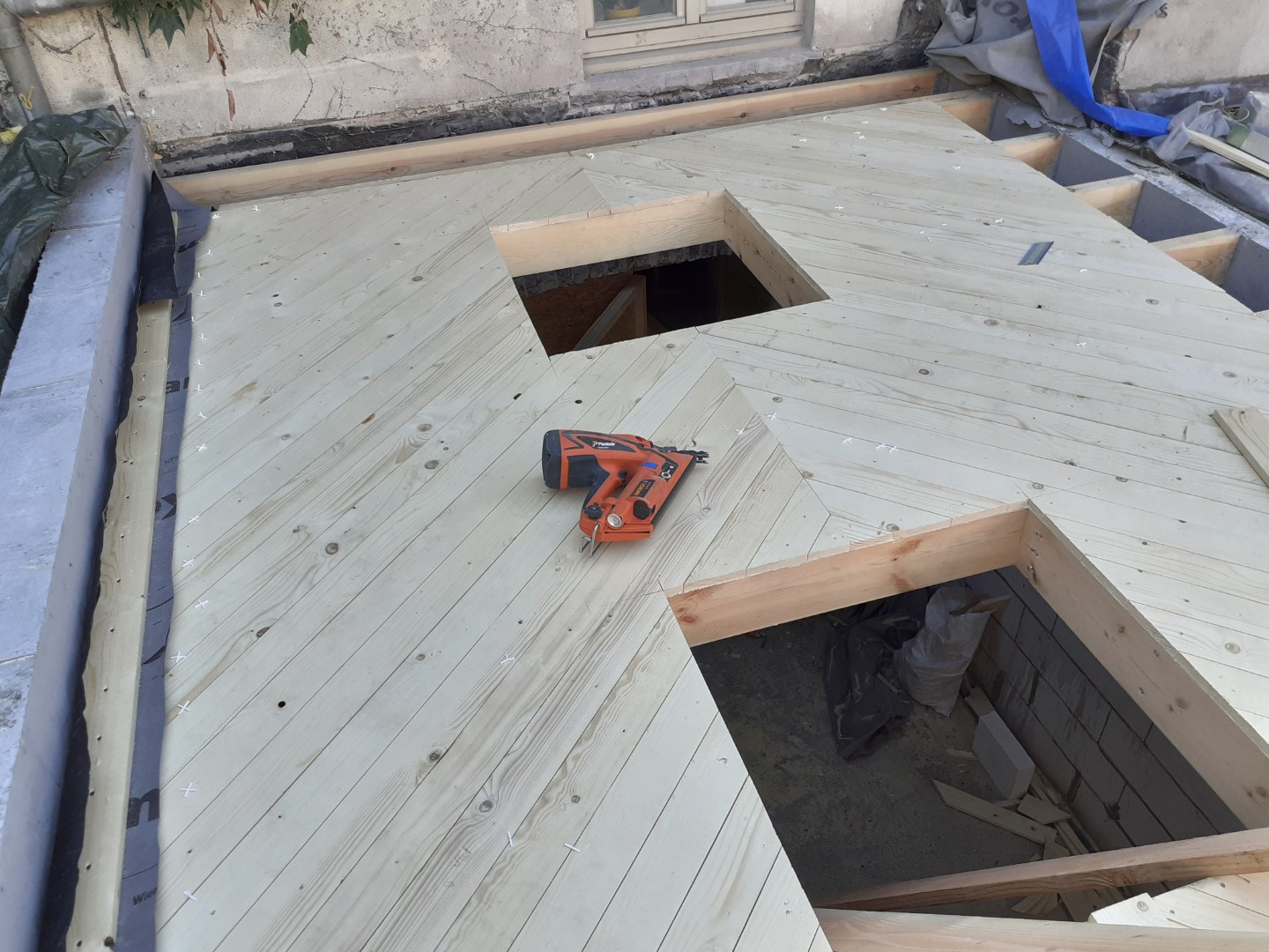 dakvenster plat dak voor werken dakbedekking